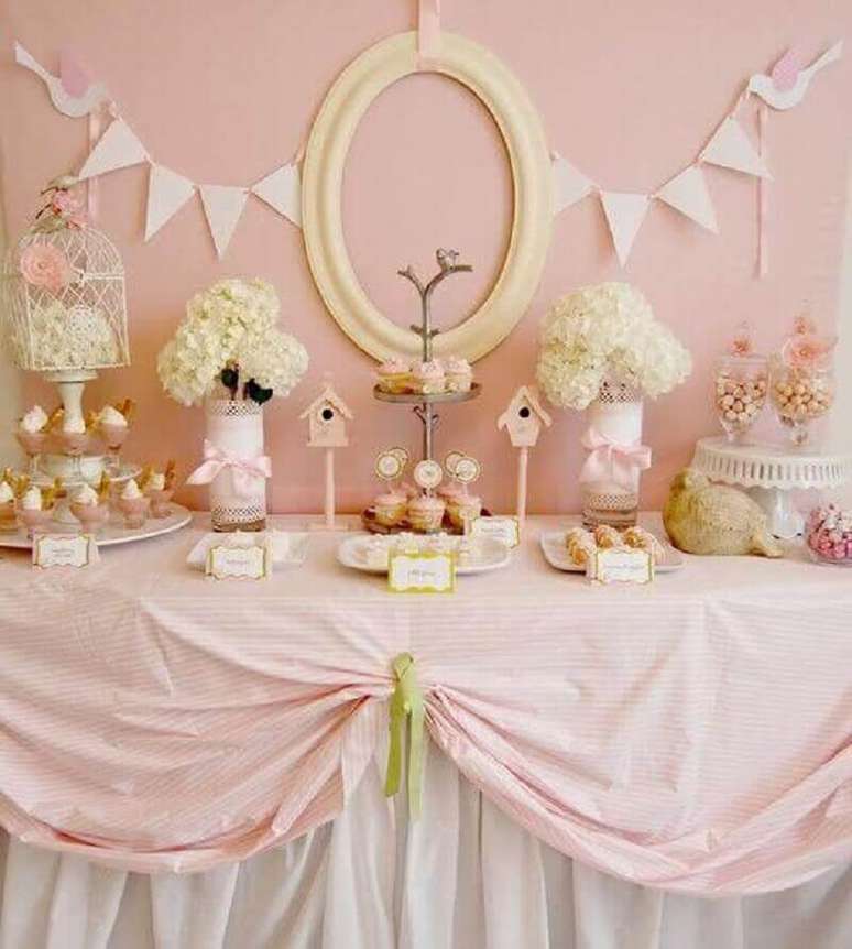 49. Delicada decoração de batizado menina todo rosa com detalhes em branco – Foto: Catch My Party