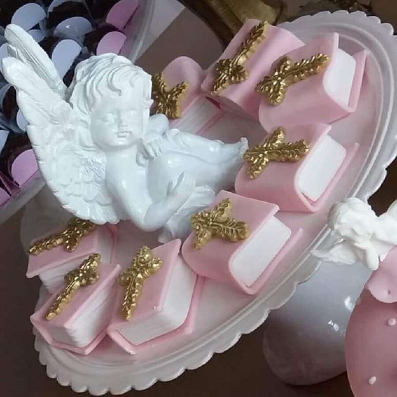 51. Docinhos em formato de bíblia para decoração de batizado de bebê com pratos brancos com anjos no centro – Foto: Buffet Papillon