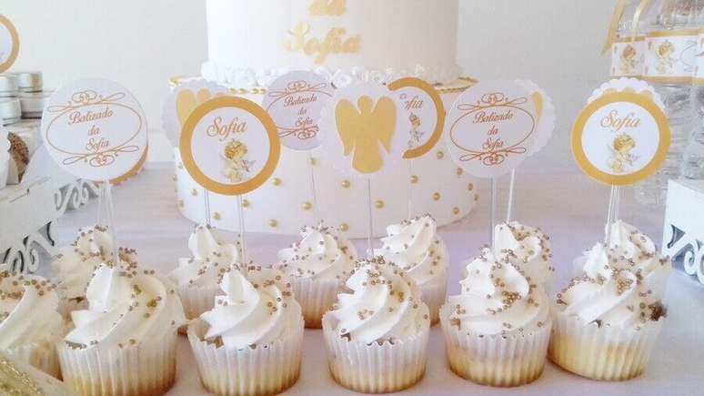 53. Cupcakes para decoração de festa de batizado menina – Foto: Pinterest