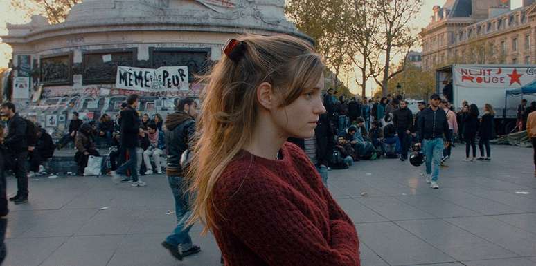 No meio do tenso romance, Ana se vê absorvida pelos verídicos protestos de rua que estremeceram Paris