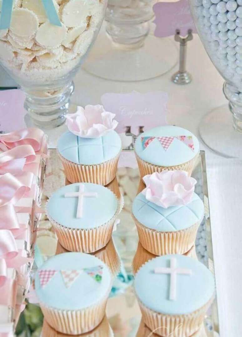 58. Ideia de cupcakes decorados para decoração de mesa de batizado azul e rosa – Foto: Pinterest
