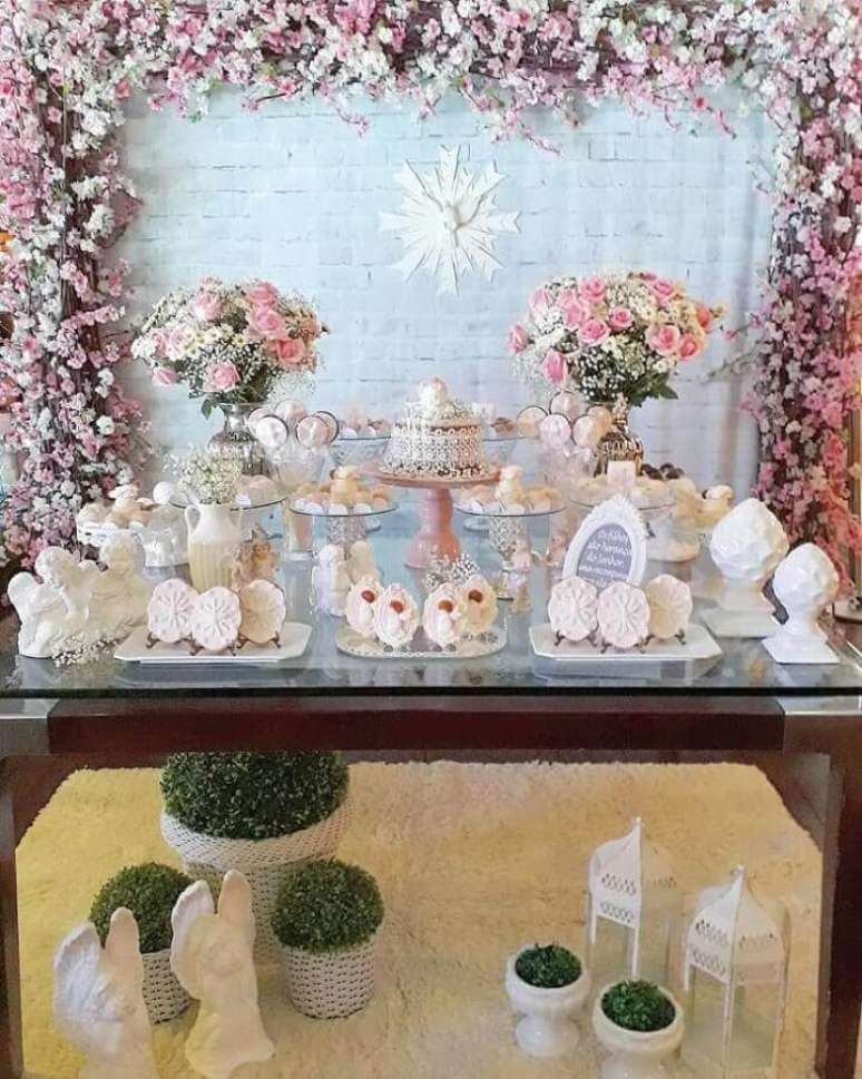 69. Painel de flores para decoração de batizado menina – Foto: Joseane Soares Festas