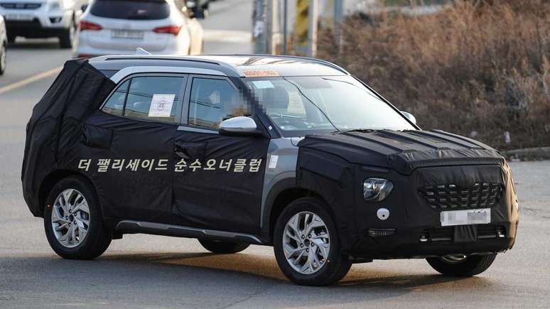 Carro da Hyundai flagrado com disfarces na Coreia: apesar de revelar uma vigia na coluna C, repare como o balanço traseiro é curto.