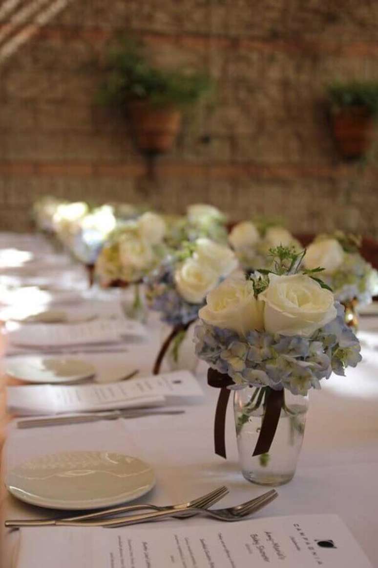 73. Vasinhos de vidro com rosas para decoração de batizado simples – Foto: The Sunshine Events