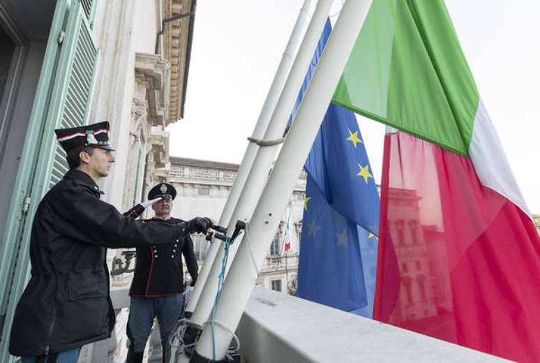 Bandeiras a meio-mastro no Palácio do Quirinale, sede da Presidência da Itália