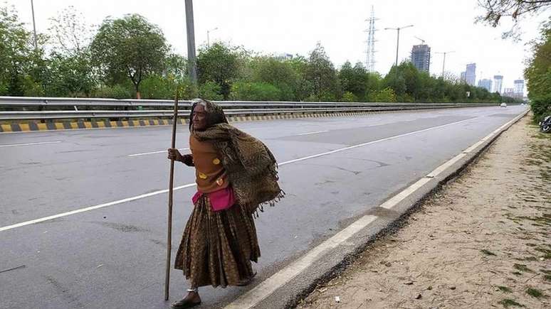 Kajodi Devi, de 90 anos, caminha de Déli em direção a sua vila