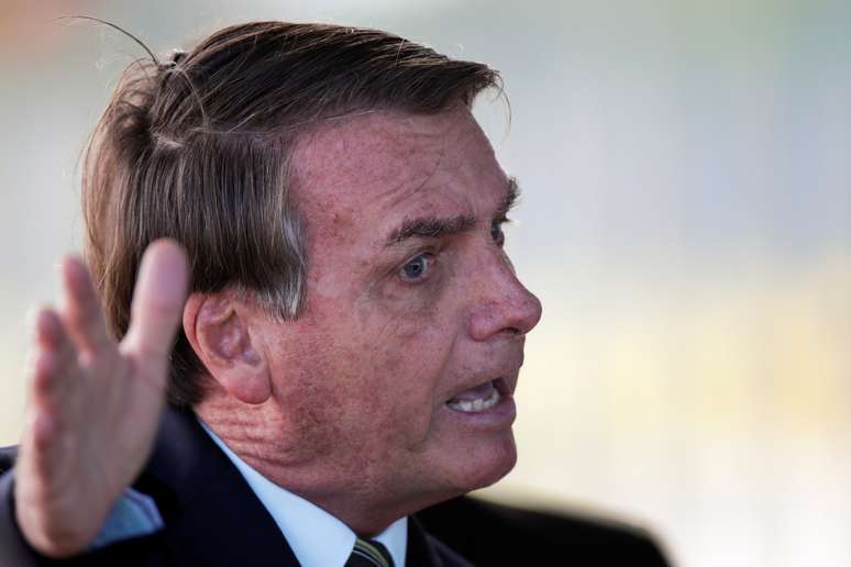 Presidente Jair Bolsonaro ao deixar o Pal&aacute;cio da Alvorada em Bras&iacute;lia
30/03/2020 REUTERS/Ueslei Marcelino