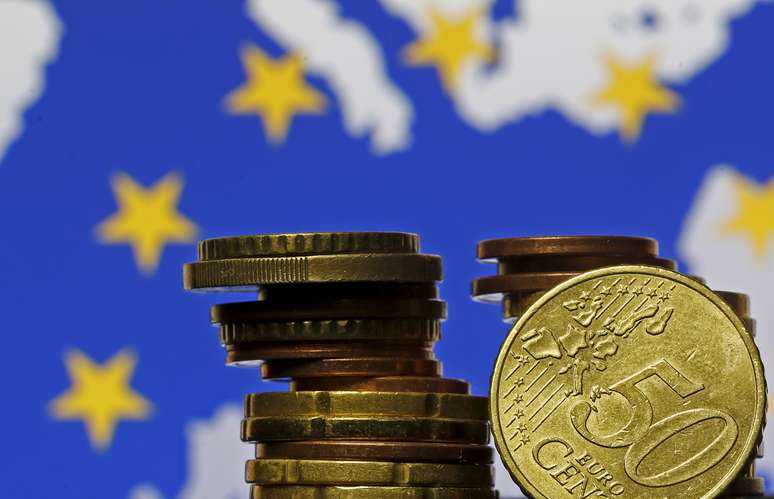 Moedas de euro em frente a uma bandeira e mapa da União Europeia
28/05/2015
REUTERS/Dado Ruvic
