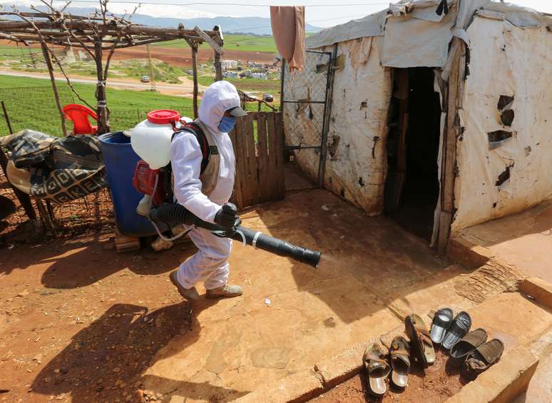 Funcionário sanitiza campo de refugiado sírio em Marjayoun, no Líbano
23/03/2020
REUTERS/Aziz Taher