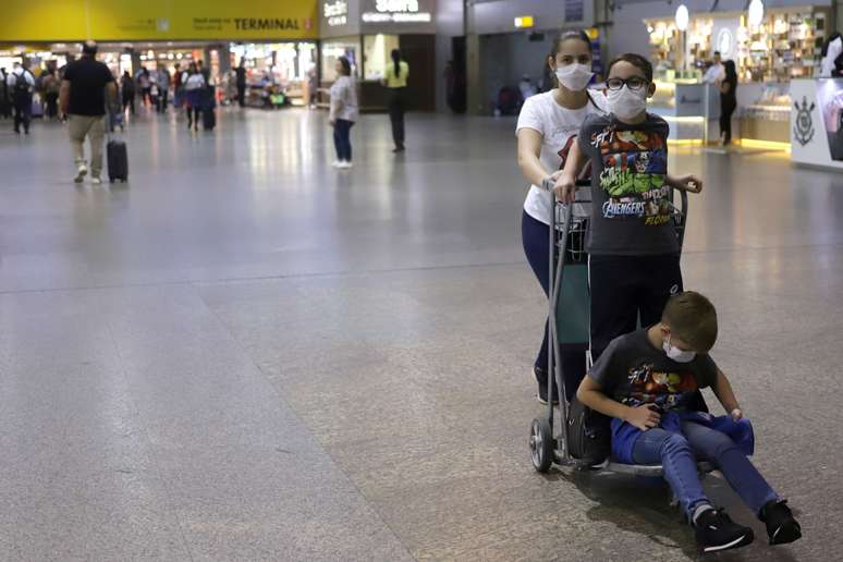 Pessoas usam máscaras de proteção no aeroporto de Guarulhos
12.03/2020 REUTERS/Rahel Patrasso