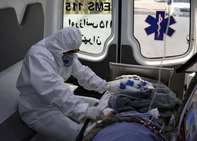 Membro de equipe de emergência médica com traje de proteção trata de paciente em Teerã
30/03/2020 WANA (West Asia News Agency)/Ali Khara via REUTERS 