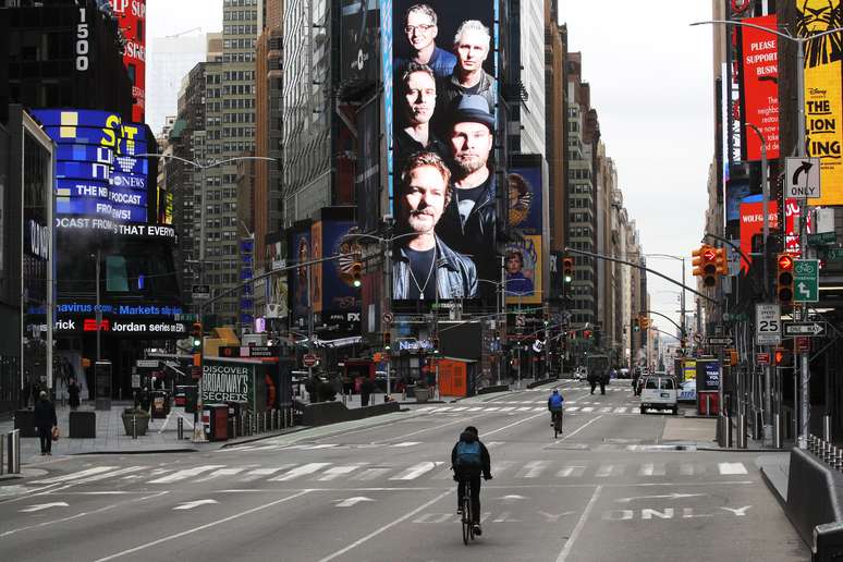 Times Square praticamente deserta em Nova York, em meio às medidas de isolamento na cidade
31/03/2020
REUTERS/Brendan Mcdermid 