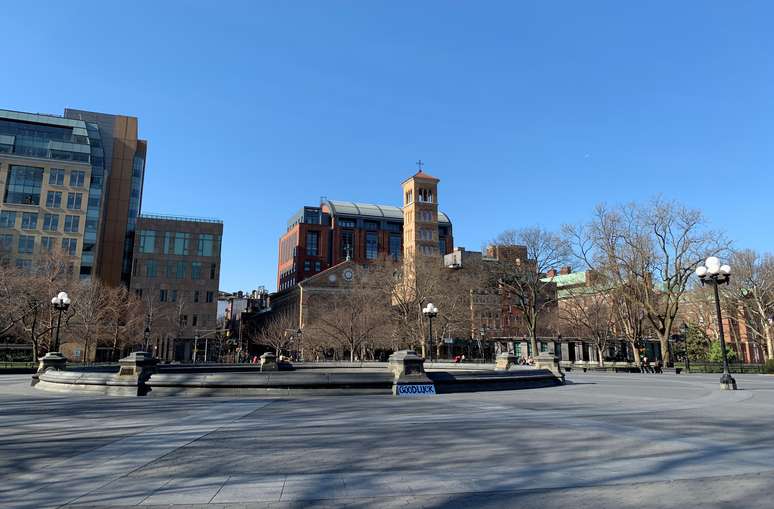 Washington Square Park , em Nova York, completamente vazio em meio a pandemia de coronavírus
18/03/2020
REUTERS/Gabriella Borter