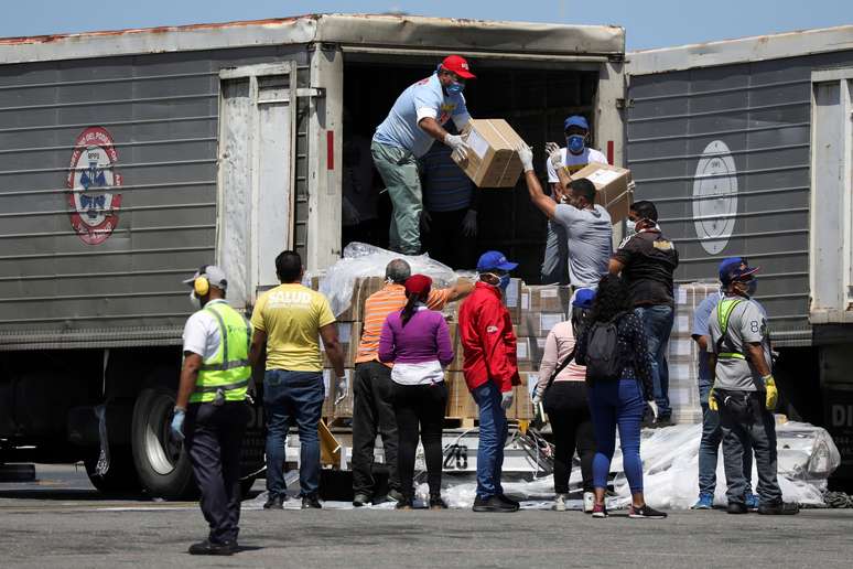 Trabalhadores carregam caminhão com caixas de ajuda humanitária enviada pela China no aeroporto de Caracas
28/03/2020
REUTERS/Manaure Quintero
