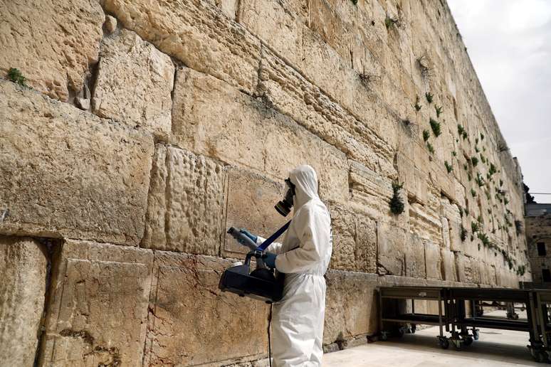 Agente sanitiza pedras do Muro das Lamentações no âmbito de medidas contra o coronavírus em Jerusalém
31/03/2020
REUTERS/Ammar Awad