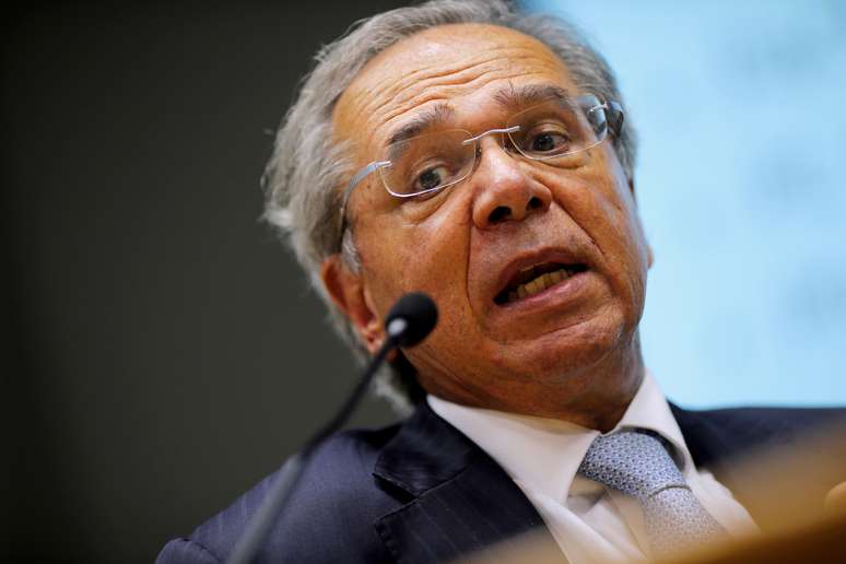 Ministro da Economia, Paulo Guedes, fala durante entrevista coletiva para anunciar medidas de enfrentamento ao impacto econômico do coronavírus
16/03/2020 
REUTERS/Adriano Machado
