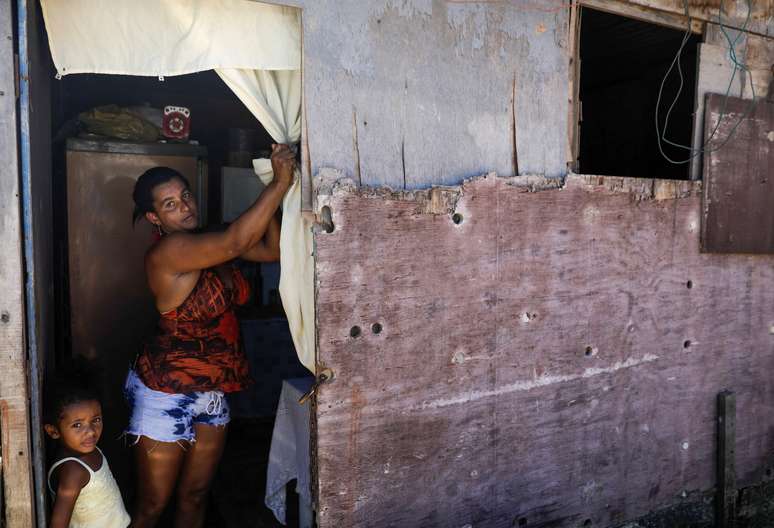 Catadora Deise, de 36 anos, ao lado da filha na casa da camília em Duque de Caxias (RJ)
27/03/2020
REUTERS/Ricardo Moraes