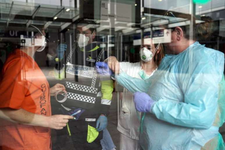 Espanha monta hospitais de campanha em Madri para enfrentar pandemia do novo coronavírus