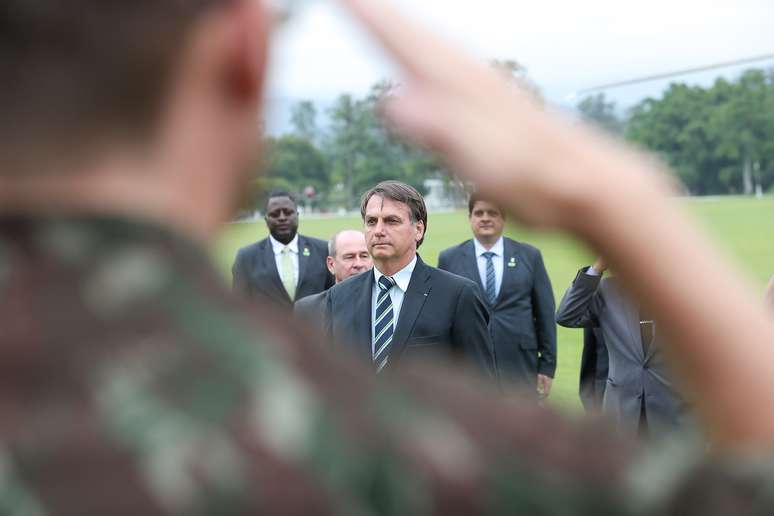 Presidente da República, Jair Bolsonaro recebe Honras Militares ao desembarcar na Academia Militar das Agulhas Negras (AMAN) em Resende, RJ.