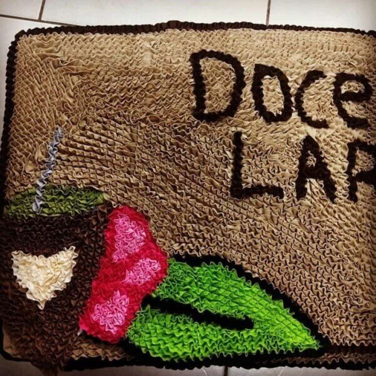 65. A entrada de casa pode ficar ainda mais especial com o tapete de retalhos. Fonte: Armaz&eacute;m das Linhas