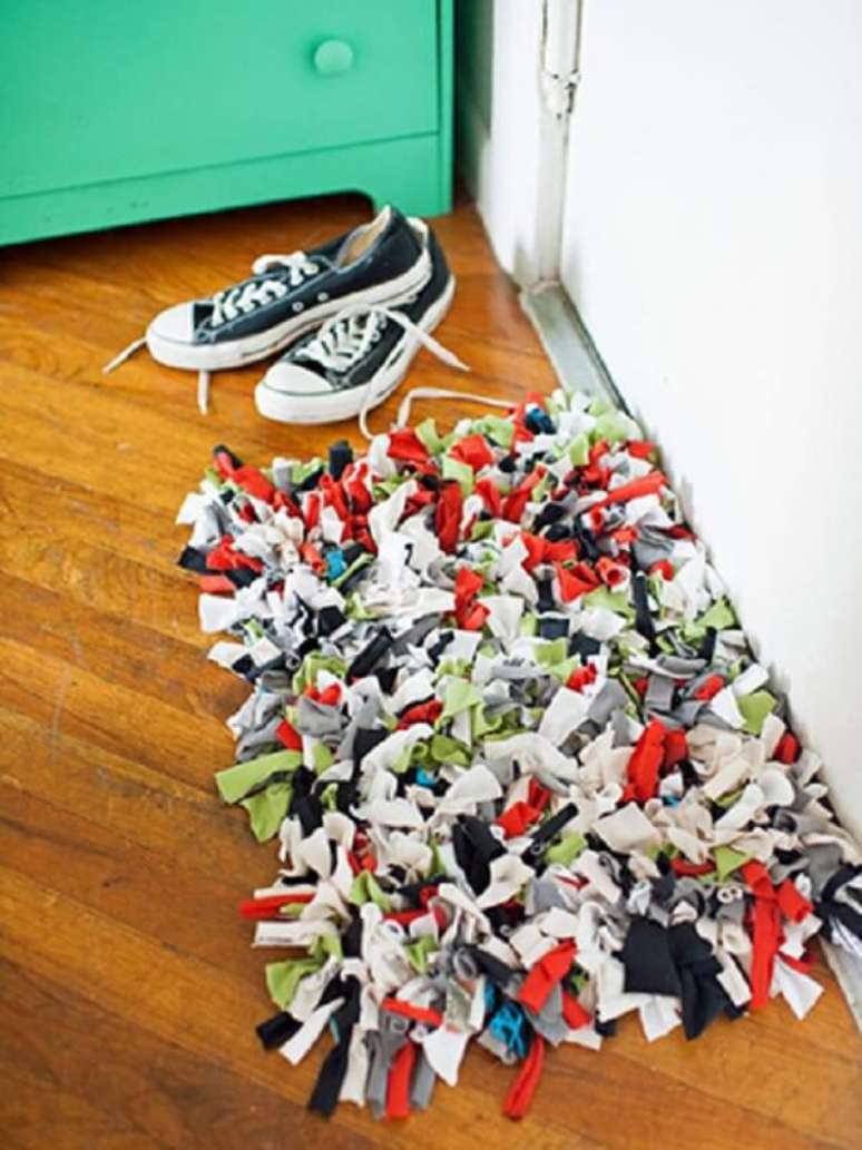 9. Decore seu ambiente com tapete de retalhos feito com camisetas antigas. Fonte: Hgtv.com