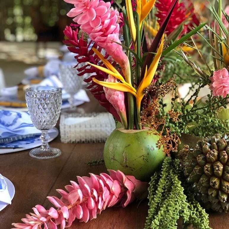 49. Arranjos com flores tropicais diversas são excelentes opções para festas – Foto: Via Pinterest