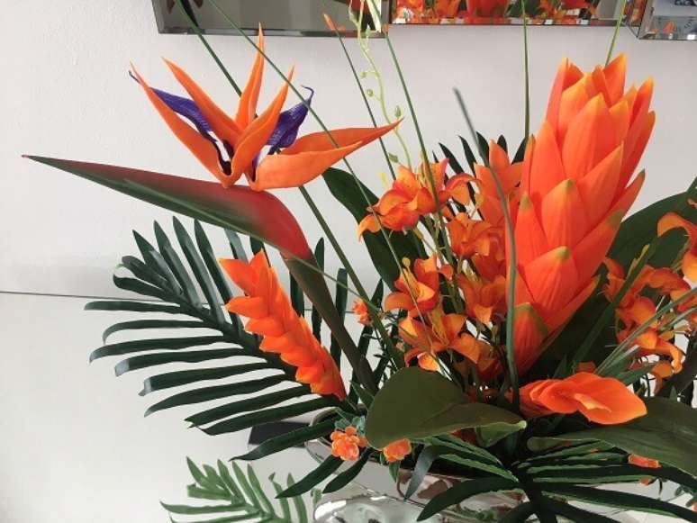 52. Flores tropicais como alpínias laranjas são arranjos lindos – Foto: Via Pinterest