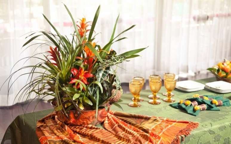 36. Flores tropicais como arranjos de mesa são opções elegantes e criativas – Foto: Arranjos delas