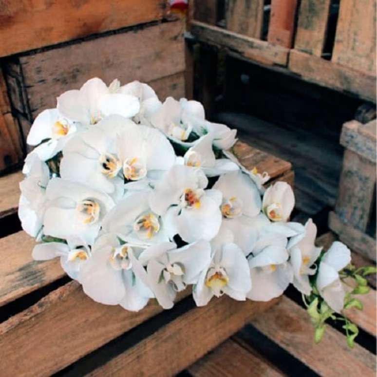 33. Buque de orquídeas brancas são uma opção linda – Foto: Inspirações Case-me
