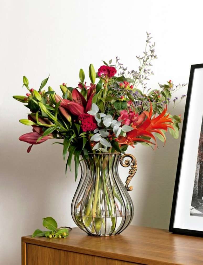 28. Vasos com arranjos de flores tropicais diversas trazem personalidade e beleza ao ambiente – Foto: Casa Claudia