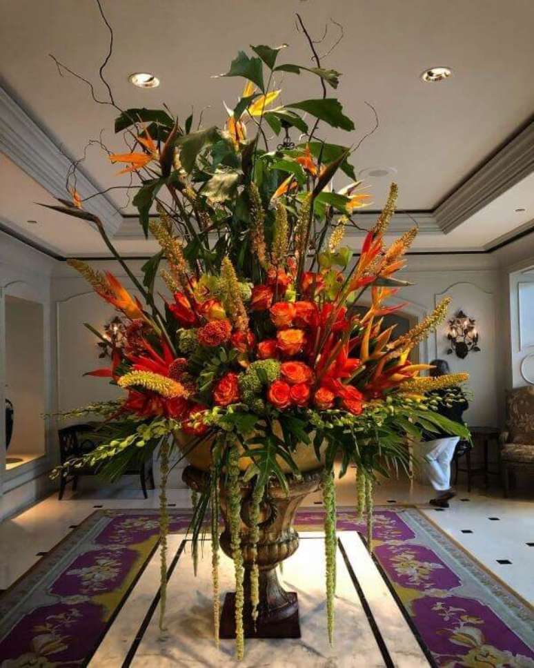23. As flores tropicais podem fazer parte de belos e elegantes arranjos – Foto: Revista Viva Decoa