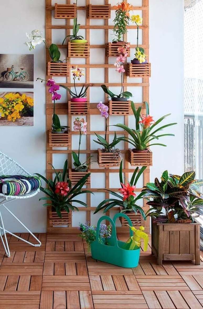 2. O jardim vertical é uma ótima escolha para um jardim simples de flores tropicais – Foto: Via Pinterest