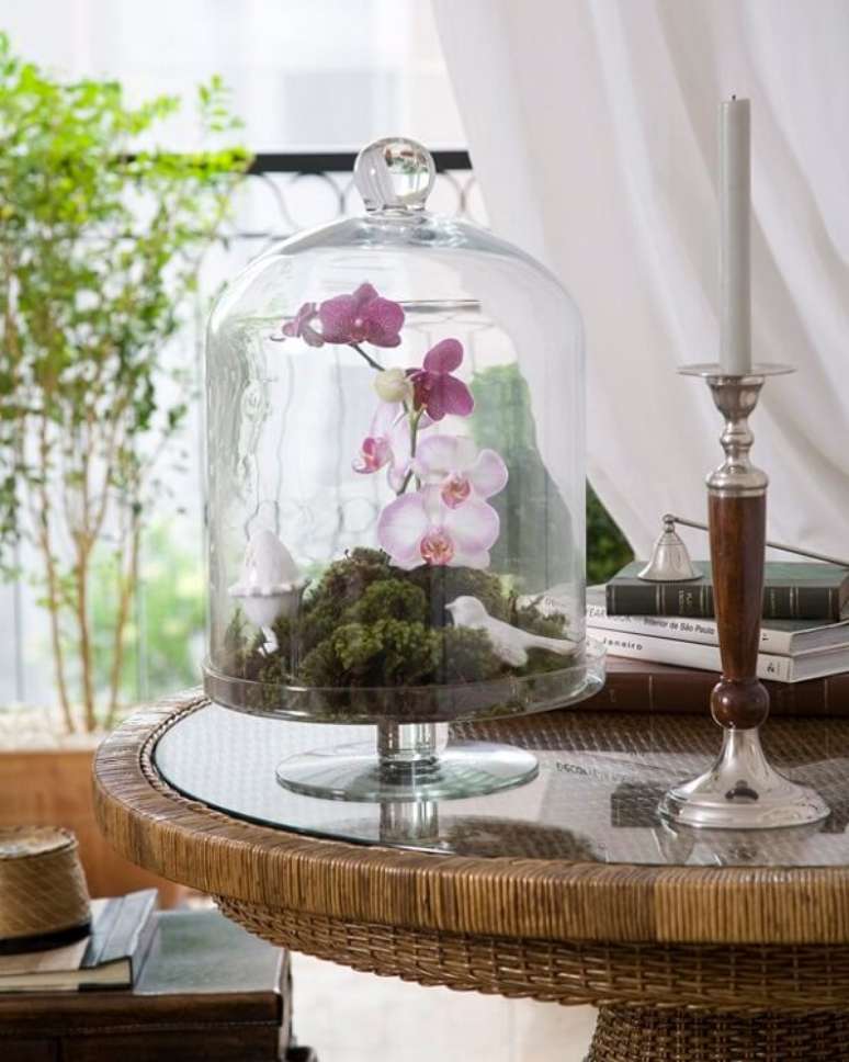 19. Os diferentes vasos e formas de cultivo das flores tropicais também fazem parte na decoração – Foto: Casa e jardim