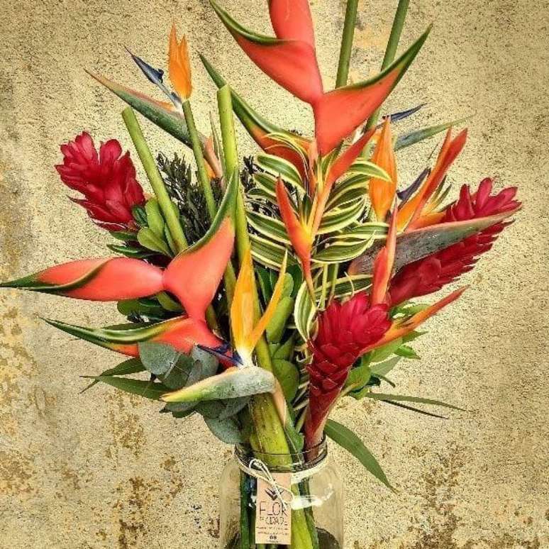 11. A mistura de diversas flores tropicais em um arranjo é uma excelente escolha de decoração – Foto: Picuki