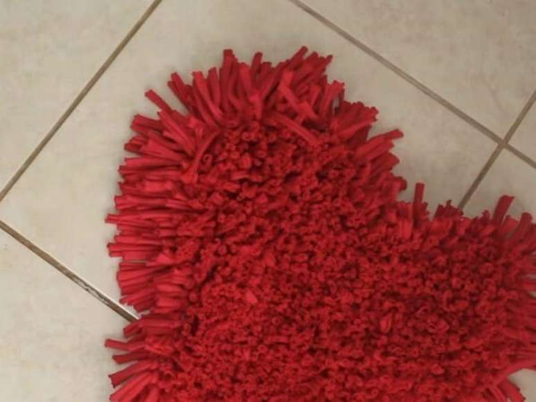 72. Forme um lindo cora&ccedil;&atilde;o com tapete de retalho. Fonte: Pinterest