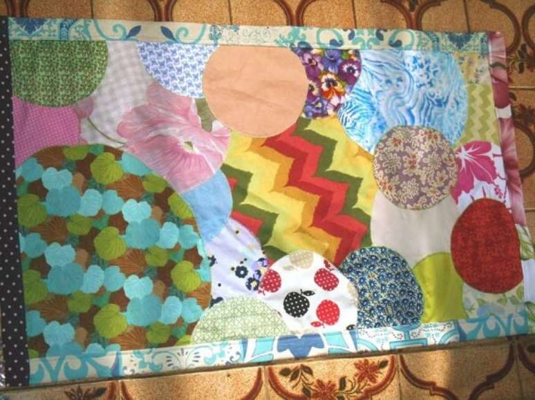 67. Mescle formas e cores no seu tapete de retalhos. Fonte: Pinterest