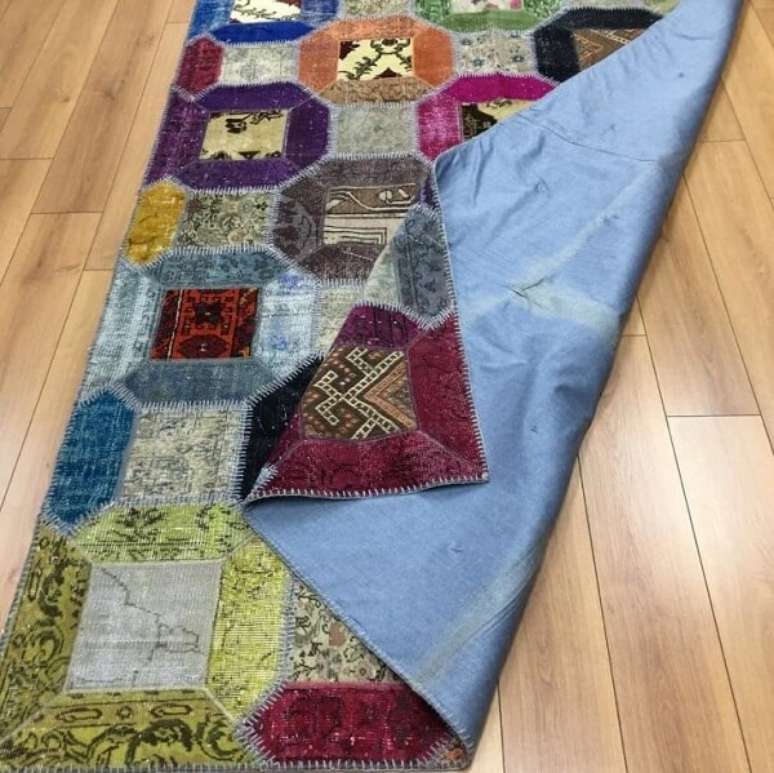 76. Modelo de tapete de retalhos colorido para sala de estar. Fonte: Pinterest