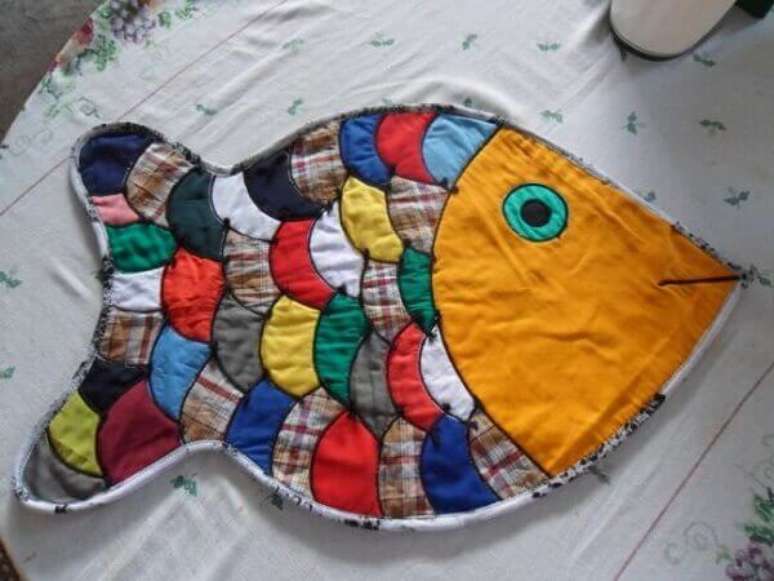 47. Modelo de tapete de retalhos costurado em formato de peixe. Fonte: Como Fazer Artesanato