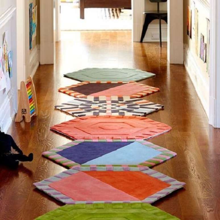 10. O corredor fica muito charmoso com a presença do tapete de retalhos coloridos. Fonte: Revista Artesanato