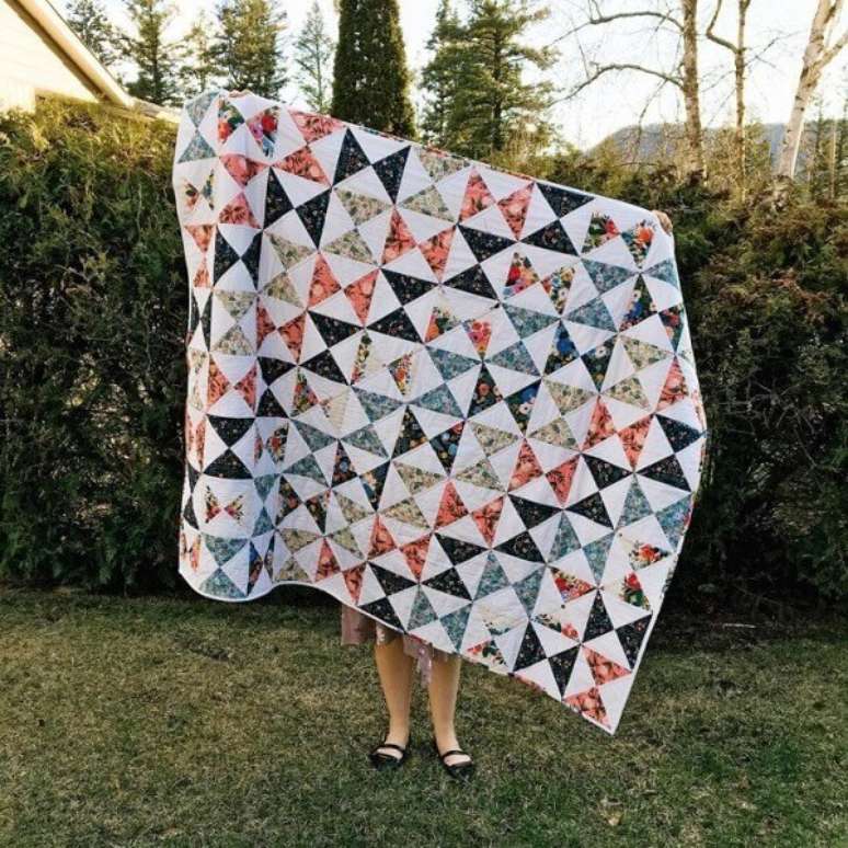 39. O tapete de retalho &eacute; uma verdadeira obra de arte. Fonte: Kelly Anne