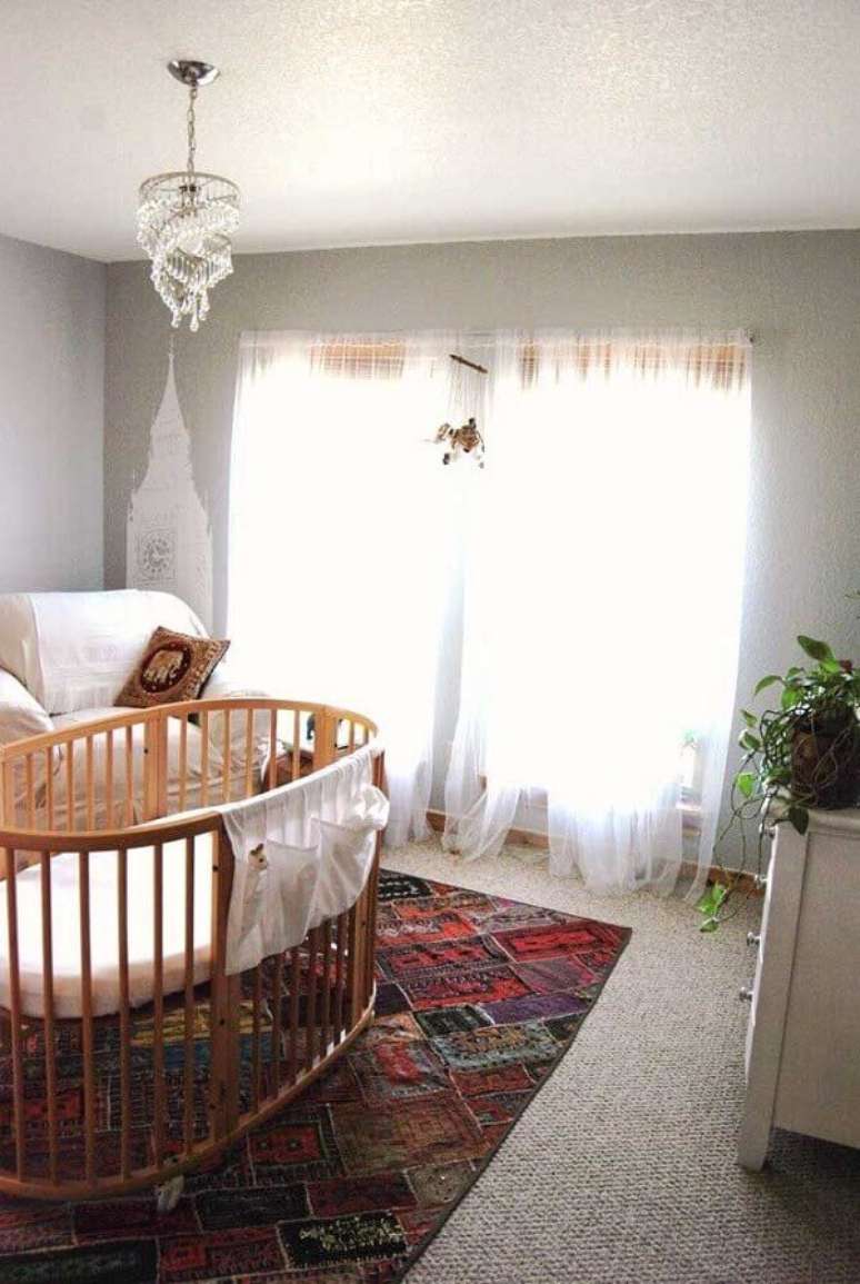 40. O tapete de retalho traz cor para o quarto de beb&ecirc;. Fonte: Pinterest