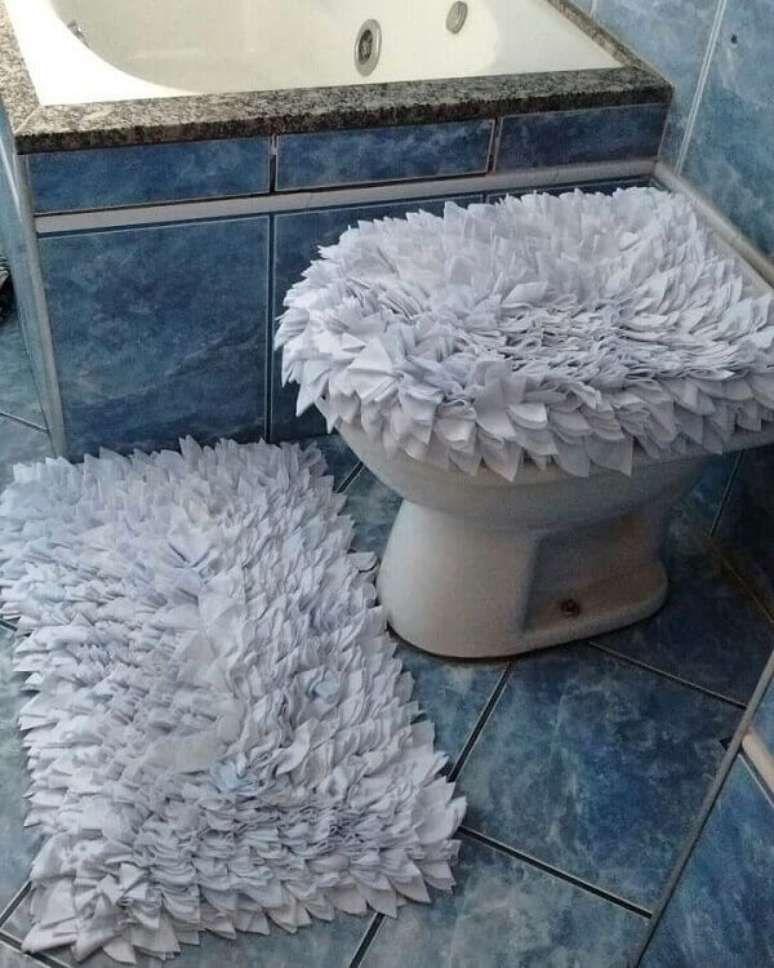 17. O tapete de retalhos branco deixa o banheiro com uma decora&ccedil;&atilde;o clean. Fonte: Pinterest