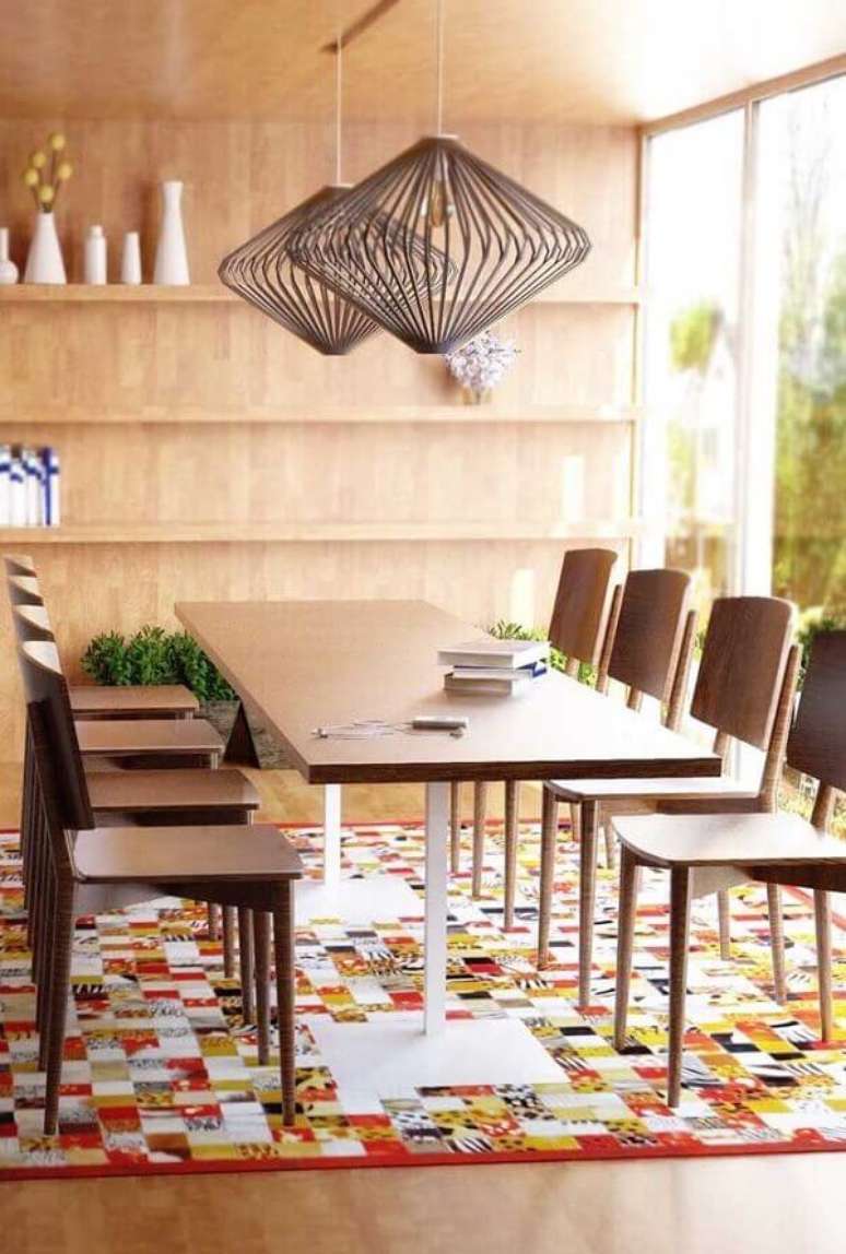 42. O tapete de retalhos coloridos decora lindamente a sala de jantar. Fonte: Pinterest