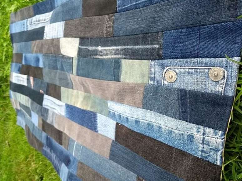70. O tapete de retalhos com tecido jeans &eacute; sempre uma &oacute;tima op&ccedil;&atilde;o. Fonte: Pinterest