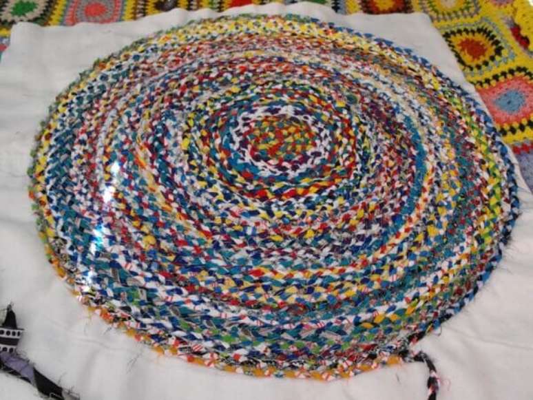 46. Modelo de tapete de retalho redondo colorido. Fonte: Pinterest