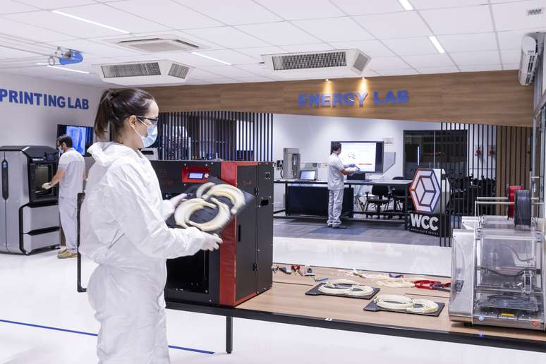 Impressoras 3D j&aacute; est&atilde;o produzindo protetores faciais pl&aacute;sticos na f&aacute;brica de Betim.