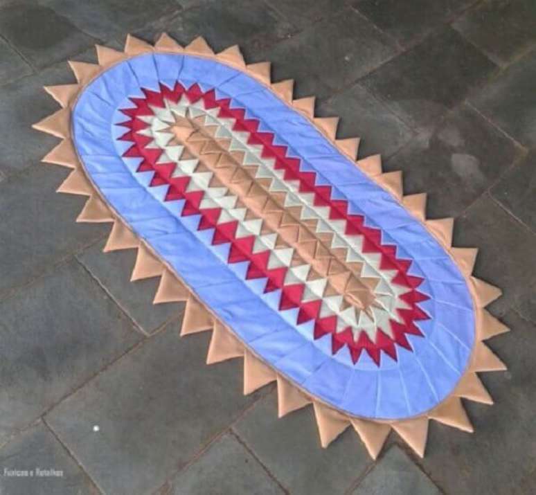 35. Tapete de retalho com laterais em formato de tri&acirc;ngulo. Fonte: Fuxicos e Retalhos