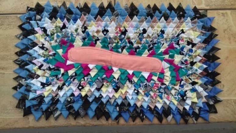 23. Tapete de retalhos com pontas de tri&acirc;ngulos. Fonte: Dayanne Moreno