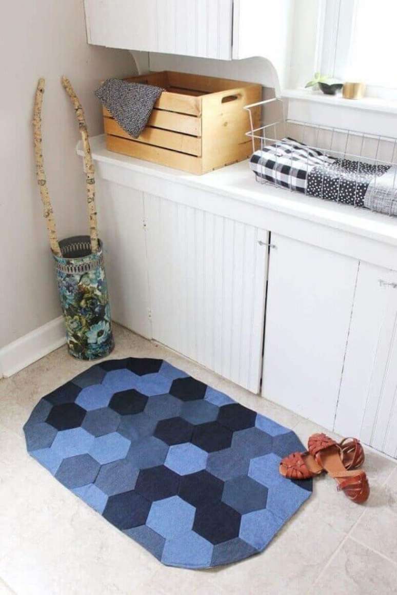 15. Traga cor para o seu banheiro com o tapete de retalho azul. Fonte: abeautifulmess
