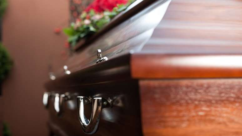 Trabalhadores de agências funerárias têm trabalhado sem equipamentos de proteção, segundo relatos à reportagem